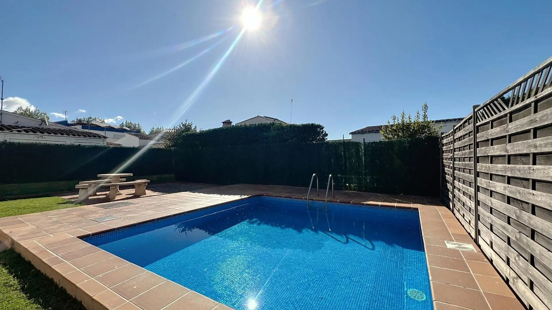 Сasa de vacaciones Peni 168A - Belle Maison Avec Piscine Ampuriabrava